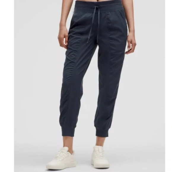 NWOT - Lululemon Size 8 Dance Studio Mid-Rise Jogger 7/8 Length - Picture 1 of 4